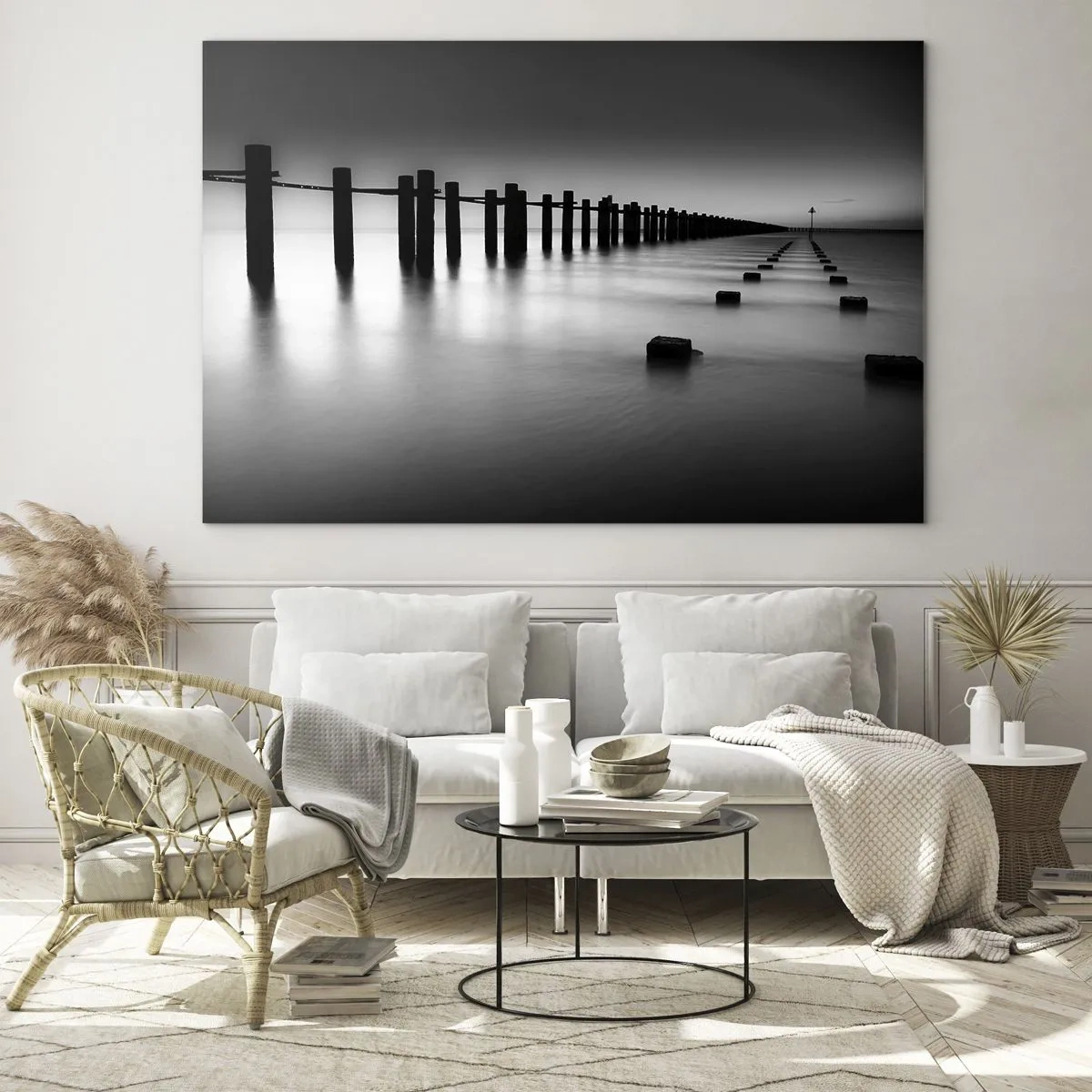 Glasbild - Bild auf glas - Ein minimalistischer schwarz-weißer Pier auf ruhigem Wasser - 120x80cm - Graue Distanz im Nebel - Moderne Wanddekoration für Wohnzimmer und Schlafzimmer ARTTOR
