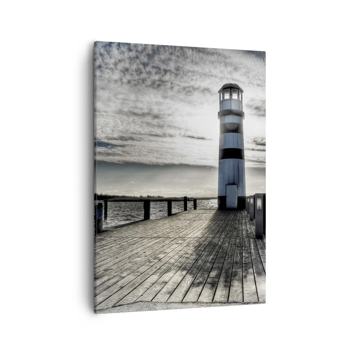 Bild auf Leinwand - Leinwandbild - Leuchtturm auf einem Holzsteg mit Blick auf das Meer. - 50x70cm - Matrosen, ich warte auf euch - Moderne Wanddekoration für Wohnzimmer und Schlafzimmer ARTTOR