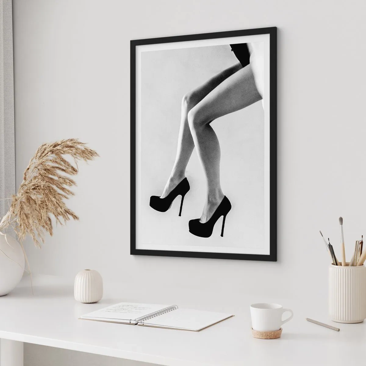 Poster in einem schwarzem Rahmen - Schwarz-Weiß-Fotografie der Beine einer Frau in High Heels - 50x70cm - Ewige Weiblichkeit - Moderne Wanddekoration für Wohnzimmer und Schlafzimmer ARTTOR