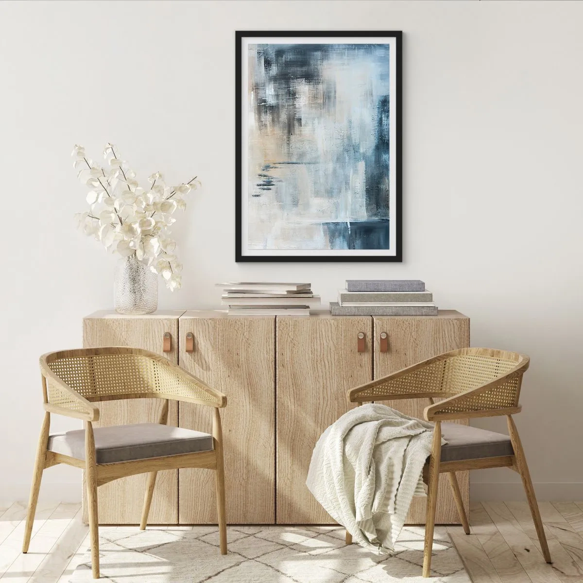 Poster in einem schwarzem Rahmen - Abstrakte Komposition in Blau- und Beigetönen - 50x70cm - Hinter dem blauen Vorhang - Moderne Wanddekoration für Wohnzimmer und Schlafzimmer ARTTOR