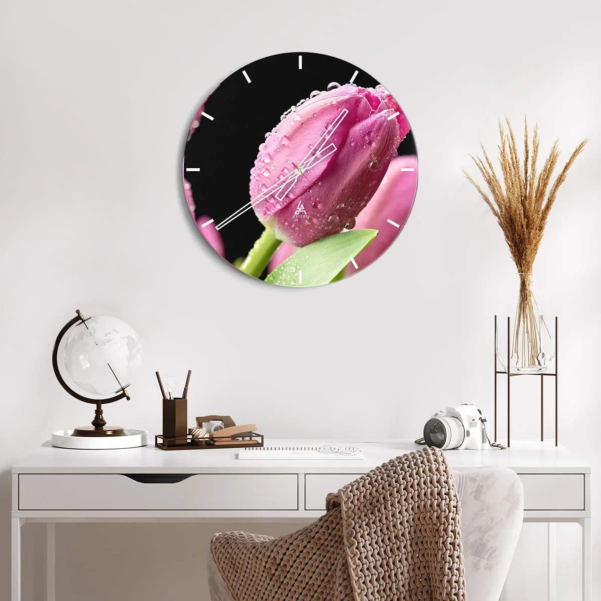 Wanduhr - Glasuhr - Eine rosa Tulpe mit Tautropfen auf dunklem Hintergrund. - 30x30cm - Lila Traum im Tau - Moderne Wanddekoration für Wohnzimmer, Küche und Schlafzimmer ARTTOR