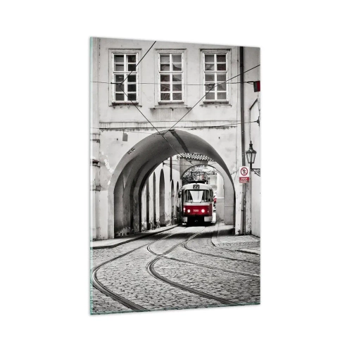 Glasbild - Bild auf glas - Eine schwarz-weiße Straßenbahn in einer historischen Stadtstraße - 80x120cm - Durch das Stadtlabyrinth - Moderne Wanddekoration für Wohnzimmer und Schlafzimmer ARTTOR
