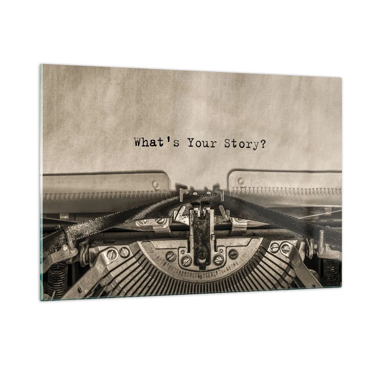Glasbild - Bild auf glas - Nahaufnahme einer Schreibmaschine mit dem Text „Was ist Ihre Geschichte?“ - 120x80cm - Erzähl es mir - Moderne Wanddekoration für Wohnzimmer und Schlafzimmer ARTTOR