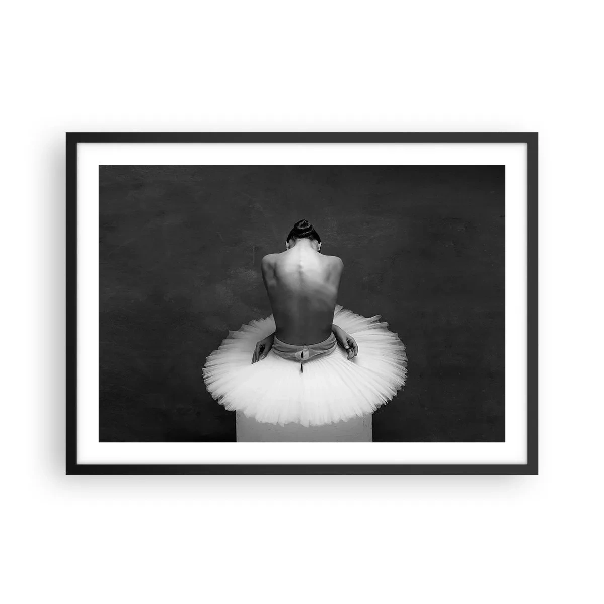 Poster in einem schwarzem Rahmen - Eine Balletttänzerin in klassischer Pose vor dunklem Hintergrund. - 70x50cm - Es blüht gerade - Moderne Wanddekoration für Wohnzimmer und Schlafzimmer ARTTOR