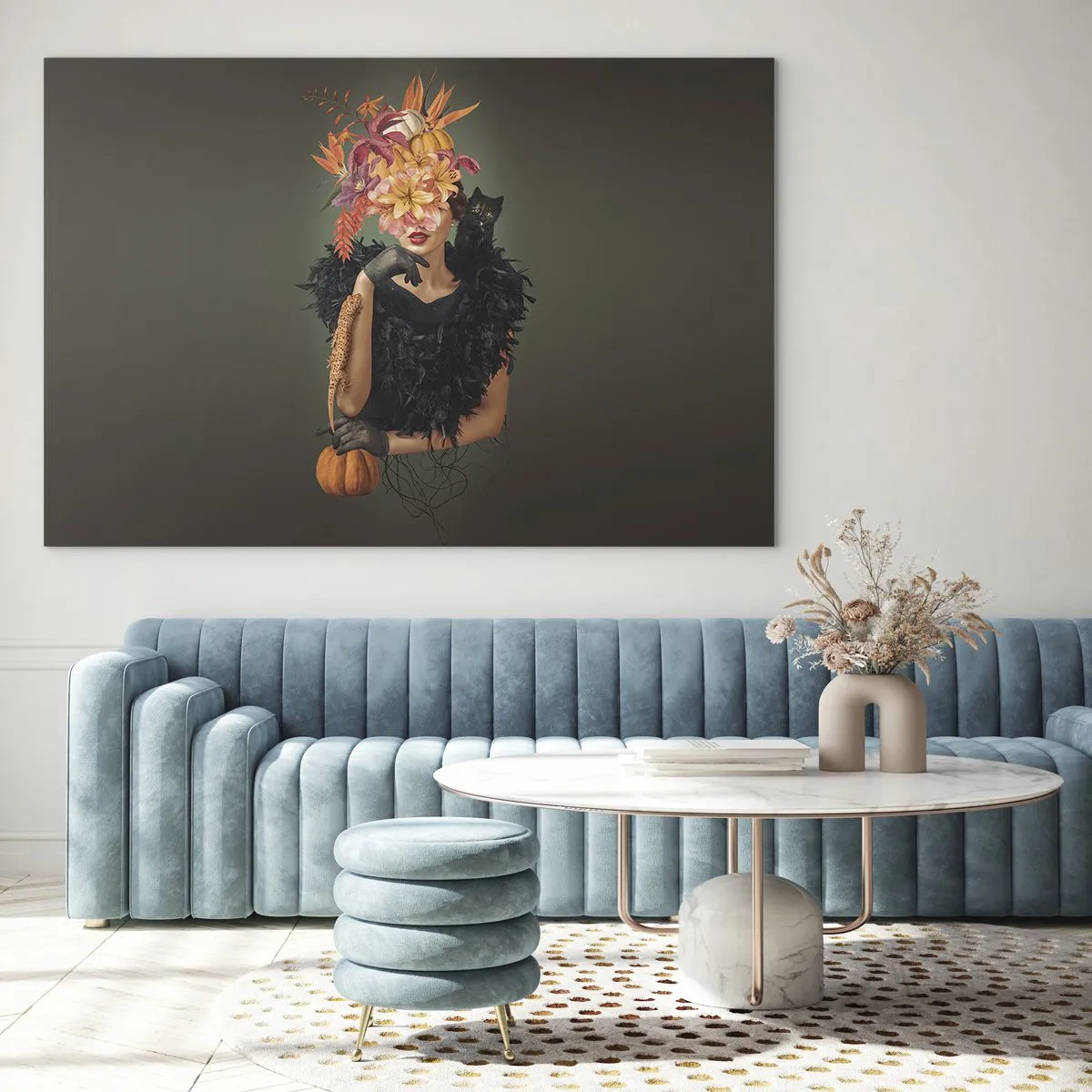 Glasbild - Bild auf glas - Figur einer Frau in Schwarz mit einem Kürbis, einer Katze und einem Blumenarrangement - 100x70cm - Der Zauber einer Hexe - Moderne Wanddekoration für Wohnzimmer und Schlafzimmer ARTTOR