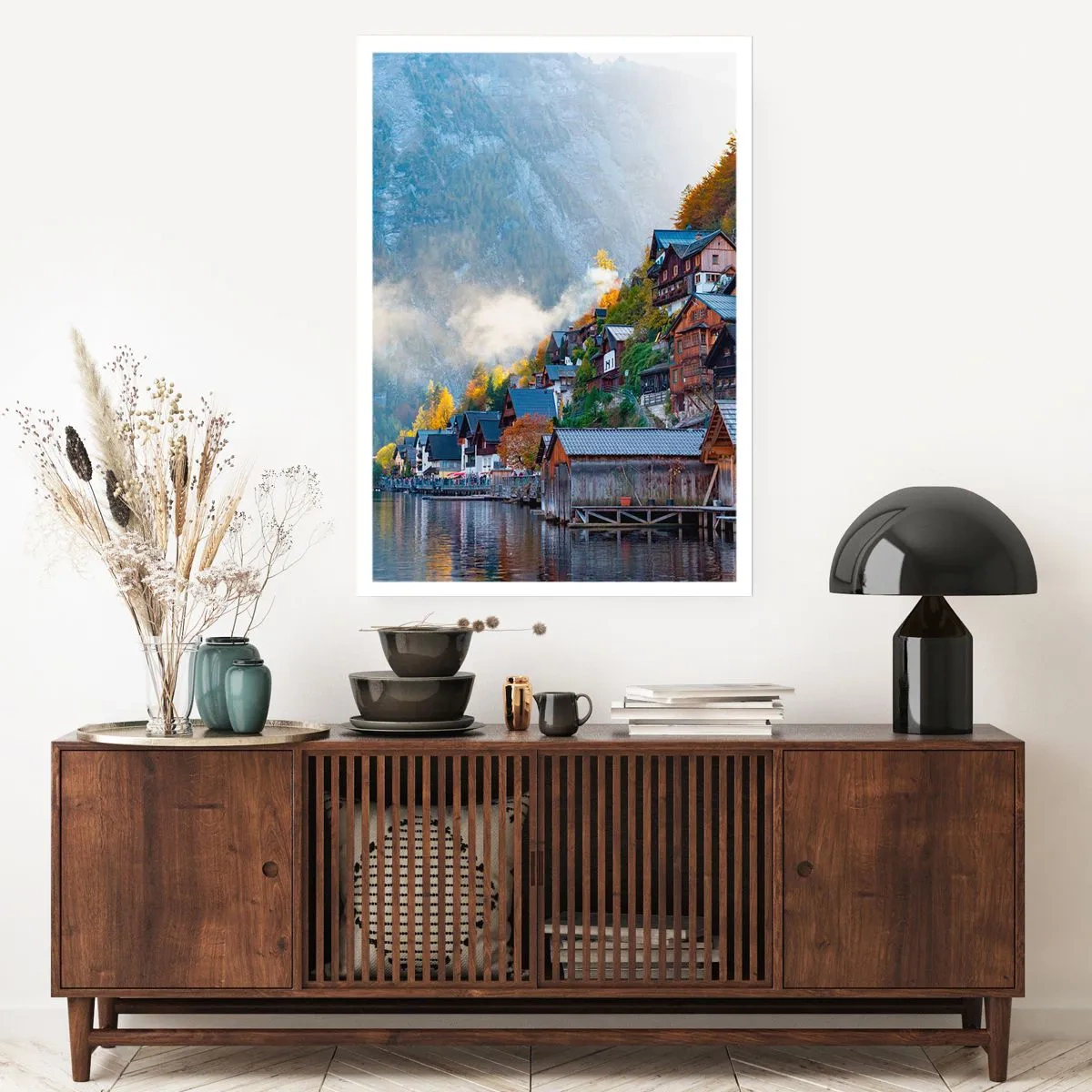 Poster - Eine Bergstadt an einem See, umgeben von herbstlicher Aura - 50x70cm - Alpenatmosphäre - Moderne Wanddekoration für Wohnzimmer und Schlafzimmer ARTTOR