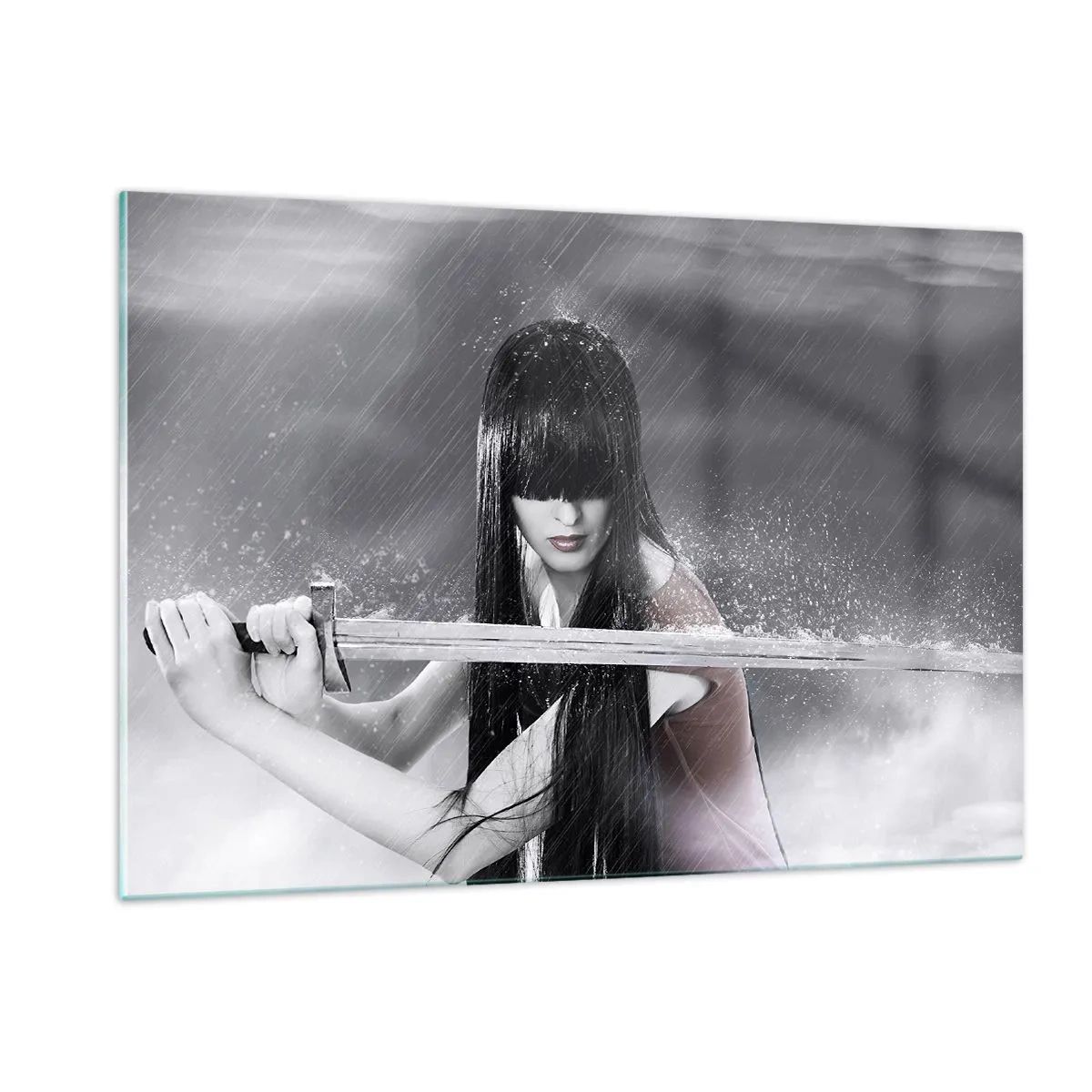 Glasbild - Bild auf glas - Eine Frau mit einem Schwert im Regen auf einem monochromen Hintergrund. - 120x80cm - Schön und gefährlich - Moderne Wanddekoration für Wohnzimmer und Schlafzimmer ARTTOR