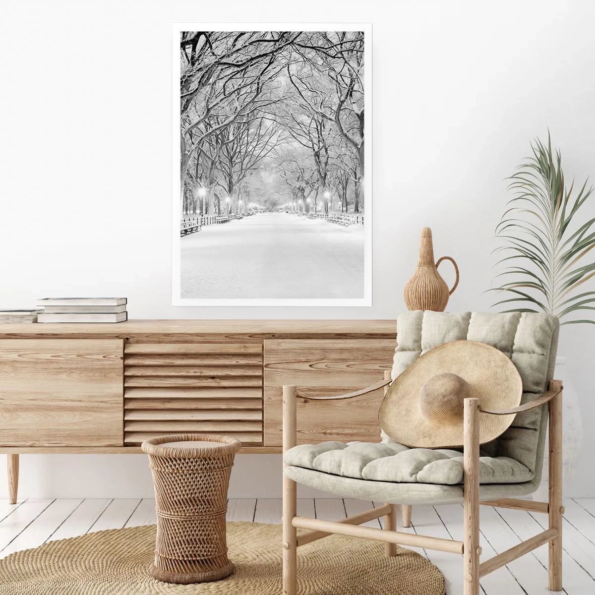 Poster - Eine winterliche Allee mit schneebedeckten Bäumen im Park - 50x70cm - Vier Jahreszeiten - Winter - Moderne Wanddekoration für Wohnzimmer und Schlafzimmer ARTTOR