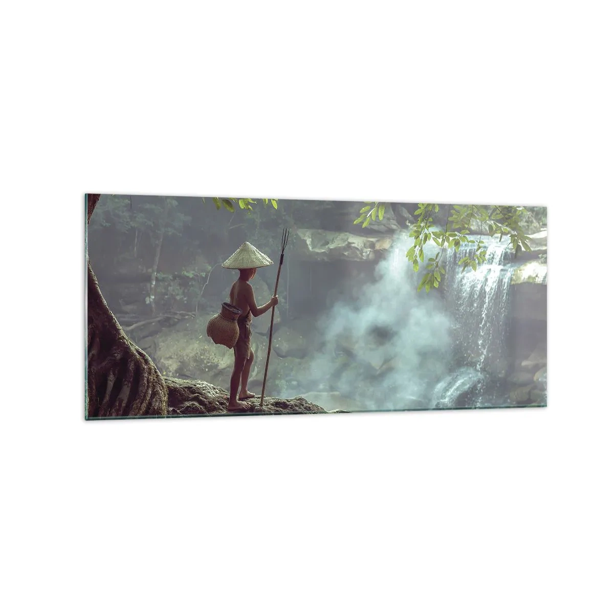 Glasbild - Bild auf glas - Eine Figur mit einem Speer an einem Wasserfall in einem tropischen Wald - 120x50cm - Befreundet mit der Natur - Moderne Wanddekoration für Wohnzimmer und Schlafzimmer ARTTOR