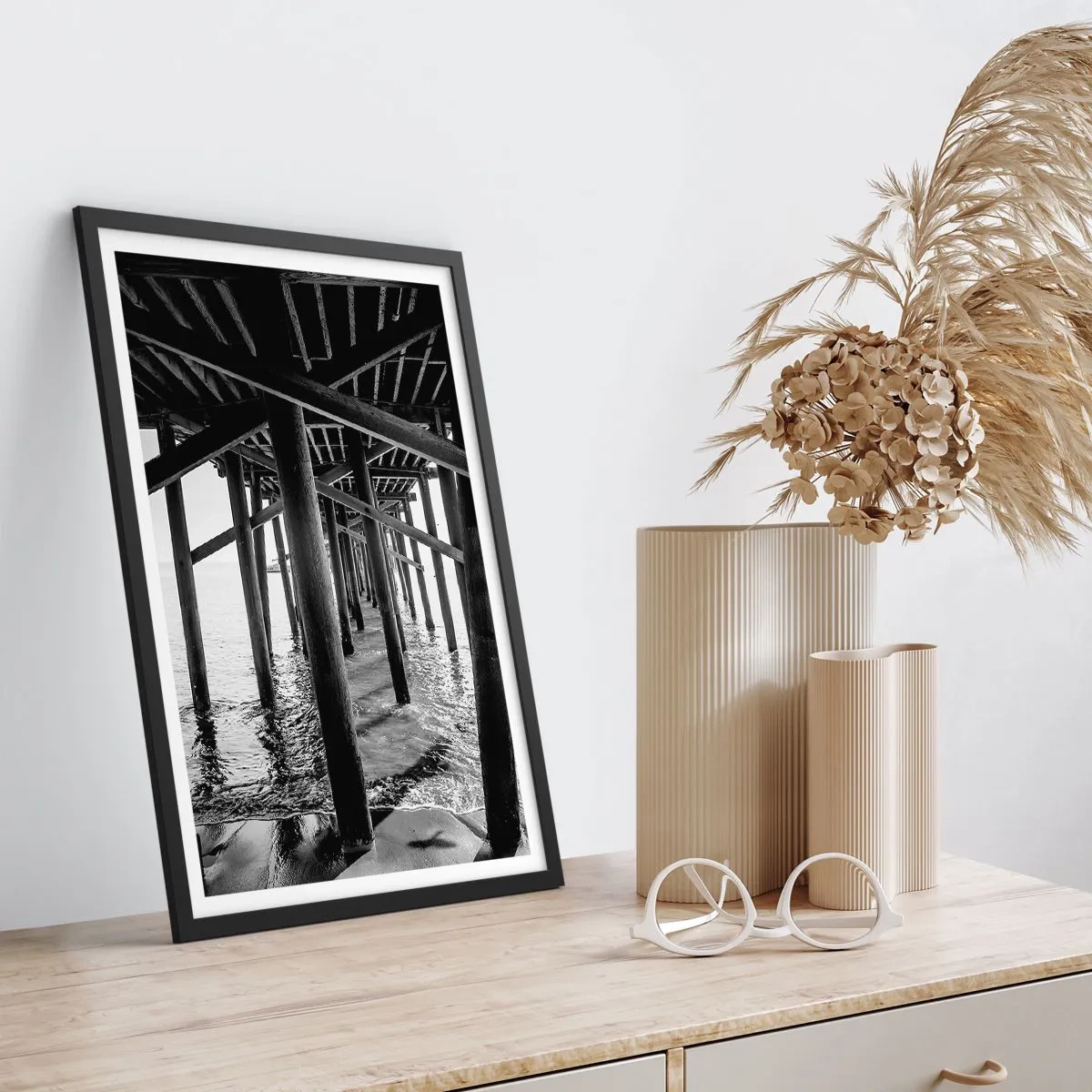 Poster in einem schwarzem Rahmen - Strandversteck - 50x70cm - Strandversteck - Moderne Wanddekoration für Wohnzimmer und Schlafzimmer ARTTOR
