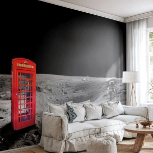 Fototapete Premium Sand - Der Astronaut und die rote Telefonzelle auf dem Mond - 100x70cm - Ein kosmischer Witz - Moderne Wanddekoration für Wohnzimmer und Schlafzimmer ARTTOR