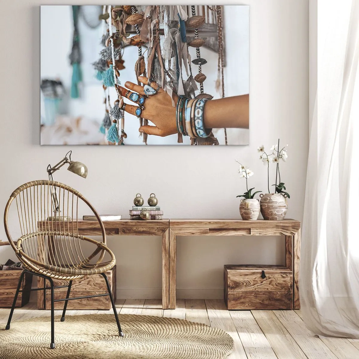 Bild auf Leinwand - Leinwandbild - Eine mit Boho-Schmuck geschmückte Hand mit Dekorationen im Hintergrund - 70x50cm - Lokale Schätze - Moderne Wanddekoration für Wohnzimmer und Schlafzimmer ARTTOR