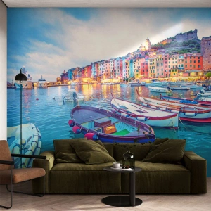 Fototapete Premium Canvas - Eine bunte Stadt am Wasser mit Booten im Hafen - 100x70cm - Bunter Abend im Hafen - Moderne Wanddekoration für Wohnzimmer und Schlafzimmer ARTTOR