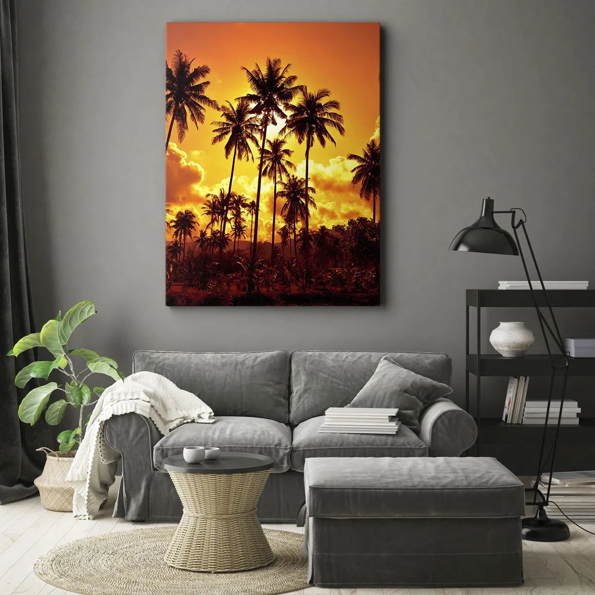 Bild auf Leinwand - Leinwandbild - Palmen vor einem goldenen Himmel während eines tropischen Sonnenuntergangs - 50x70cm - Berge brennen, Wälder brennen - Moderne Wanddekoration für Wohnzimmer und Schlafzimmer ARTTOR