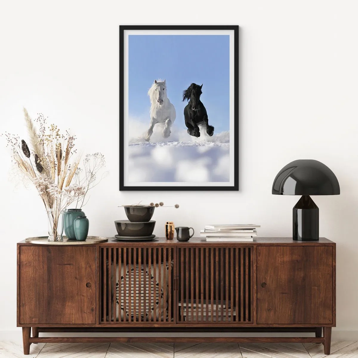 Poster in einem schwarzem Rahmen - Schwarz-Weiß-Galopp - 61x91 cm
