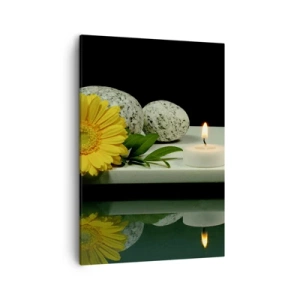 Bild auf Leinwand - Leinwandbild - Gelbe Blume, Kerzen und Steine vor dem Wasserhintergrund - 50x70cm - Beruhigung der Sinne - Moderne Wanddekoration für Wohnzimmer und Schlafzimmer ARTTOR
