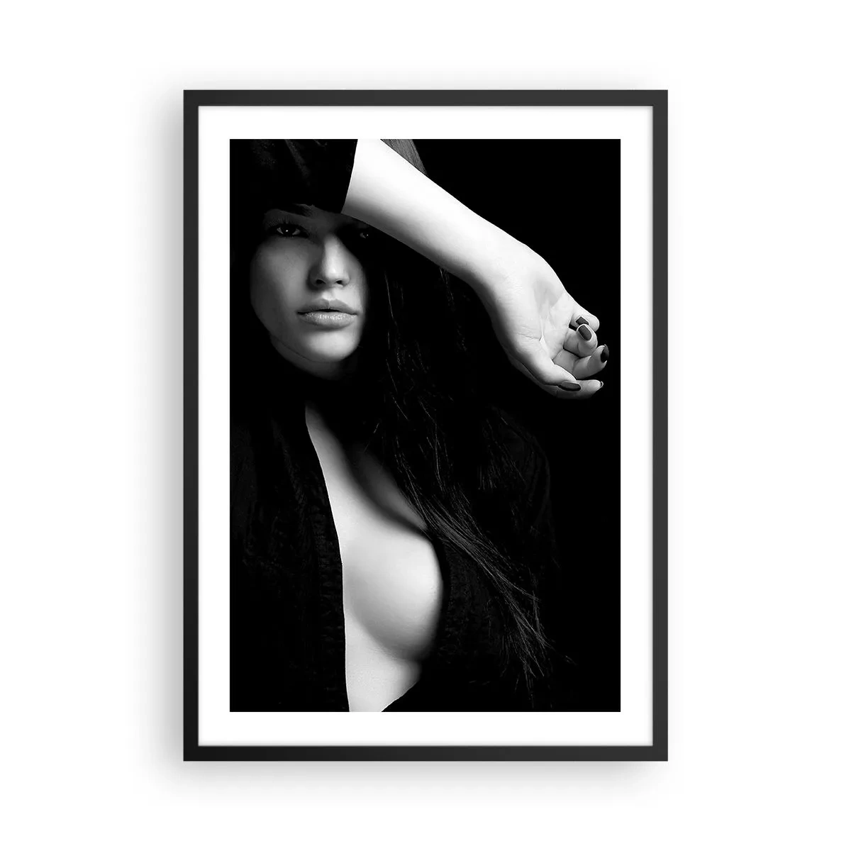 Poster in einem schwarzem Rahmen - Schwarz-Weiß-Fotografie einer Frau mit geheimnisvollem Blick - 50x70cm - Schule der Verführung - Moderne Wanddekoration für Wohnzimmer und Schlafzimmer ARTTOR