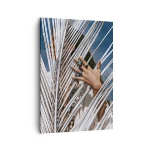 Bild auf Leinwand - Leinwandbild - Eine Frau, versteckt hinter Palmblättern, mit Ringen an den Händen. - 50x70cm - Das Mädchen des Schamanen? - Moderne Wanddekoration für Wohnzimmer und Schlafzimmer ARTTOR