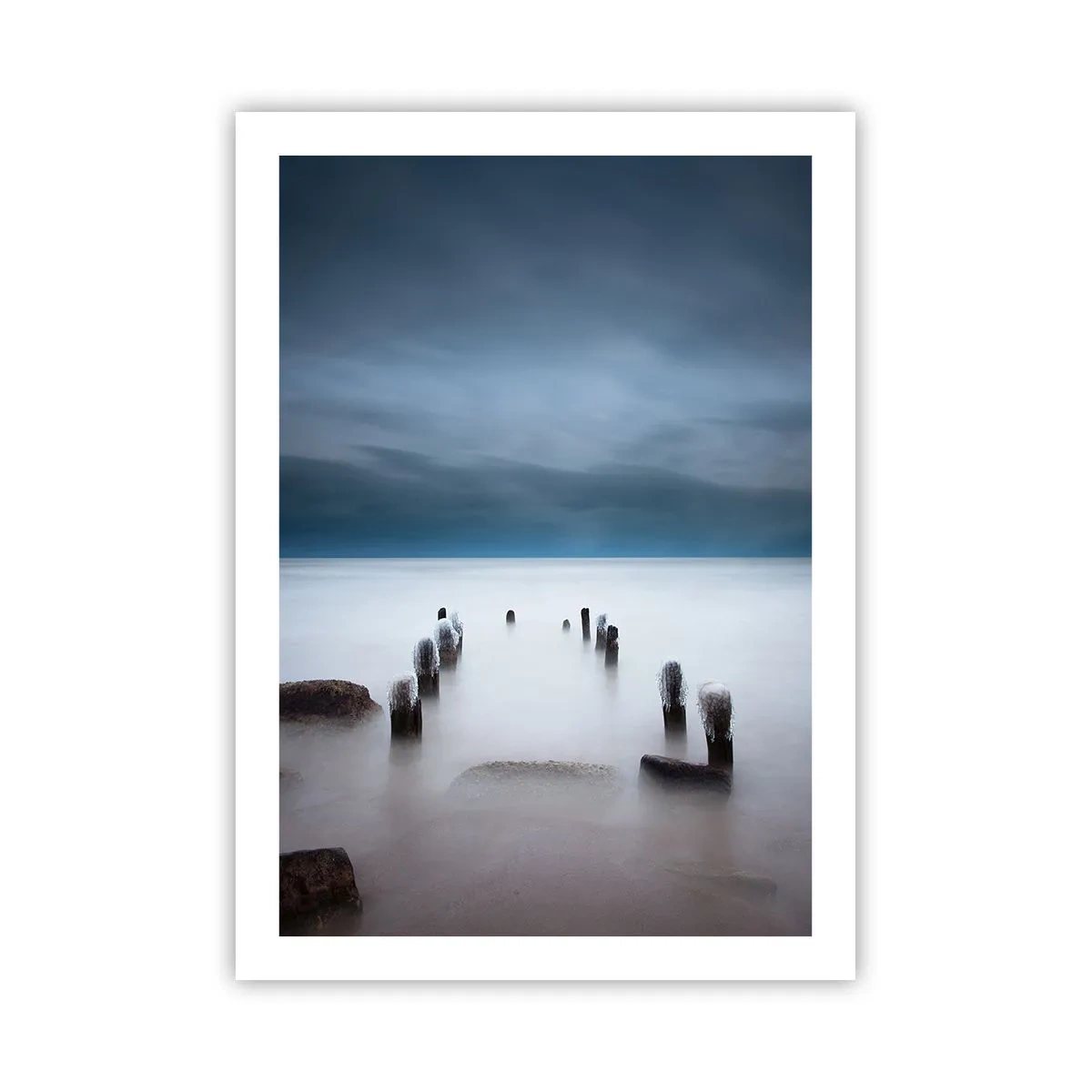 Poster - Ein stimmungsvoller Blick auf Holzpfähle im Wasser - 50x70cm - Nachdenklicher See - Moderne Wanddekoration für Wohnzimmer und Schlafzimmer ARTTOR