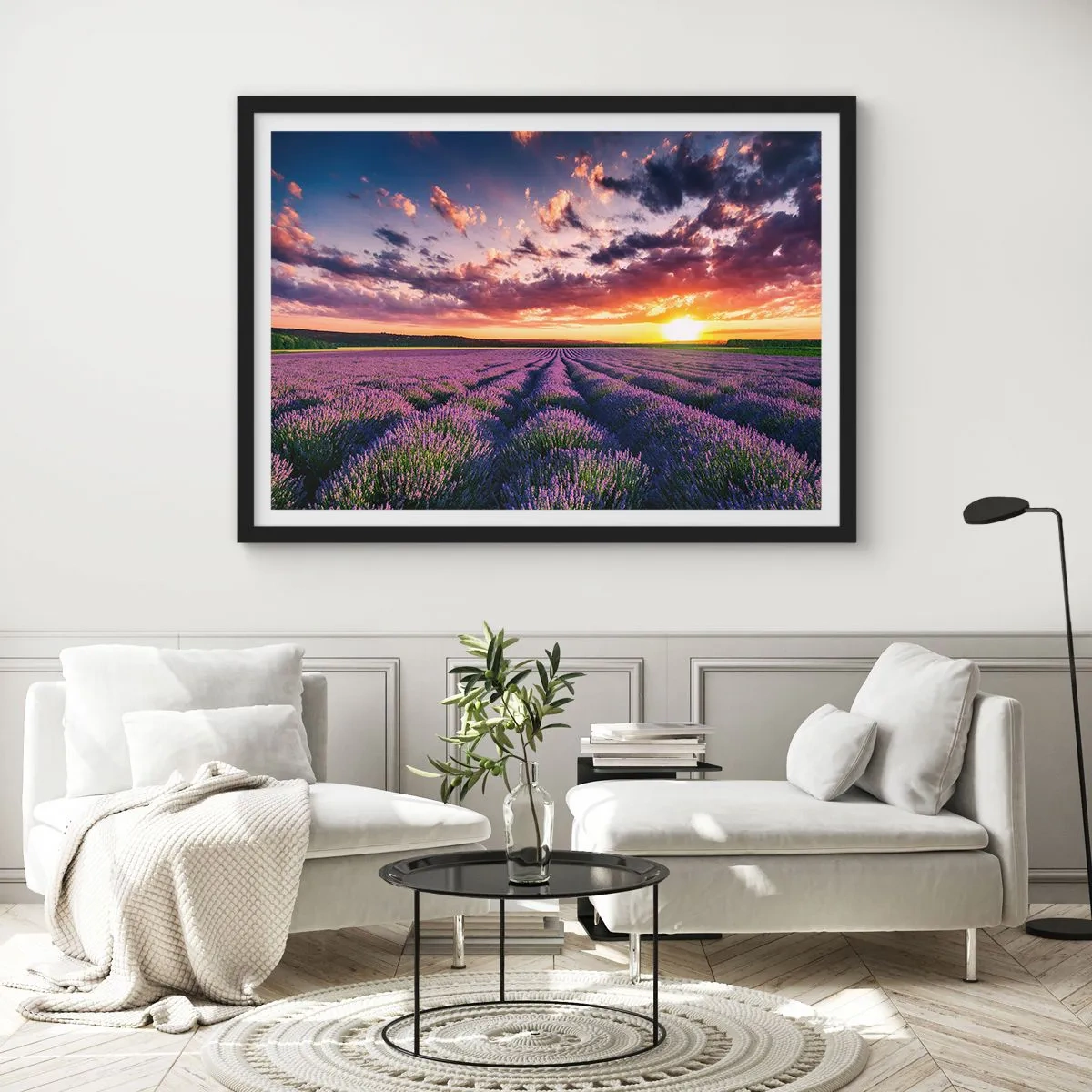 Poster in einem schwarzem Rahmen - Ein Lavendelfeld bei Sonnenuntergang mit einem farbenfrohen Himmel - 70x50cm - Lavendel Welt - Moderne Wanddekoration für Wohnzimmer und Schlafzimmer ARTTOR