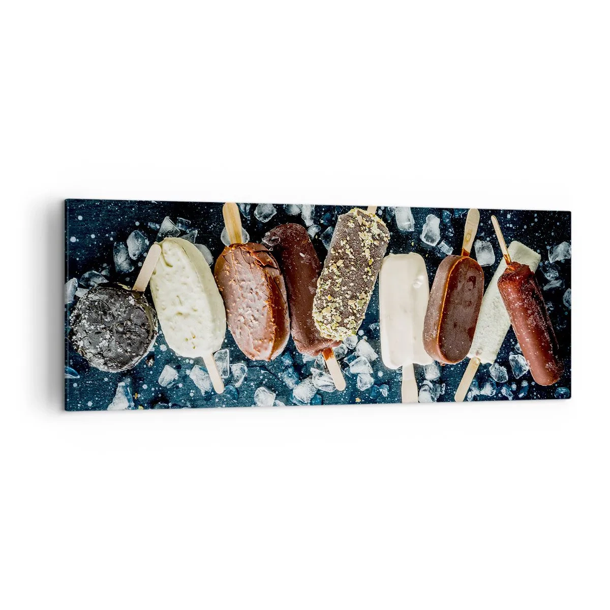 Bild auf Leinwand - Leinwandbild - Bunte Eislutscher auf Eis mit dunklem Hintergrund angeordnet - 140x50cm - Geschmack des heißen Sommers - Moderne Wanddekoration für Wohnzimmer und Schlafzimmer ARTTOR