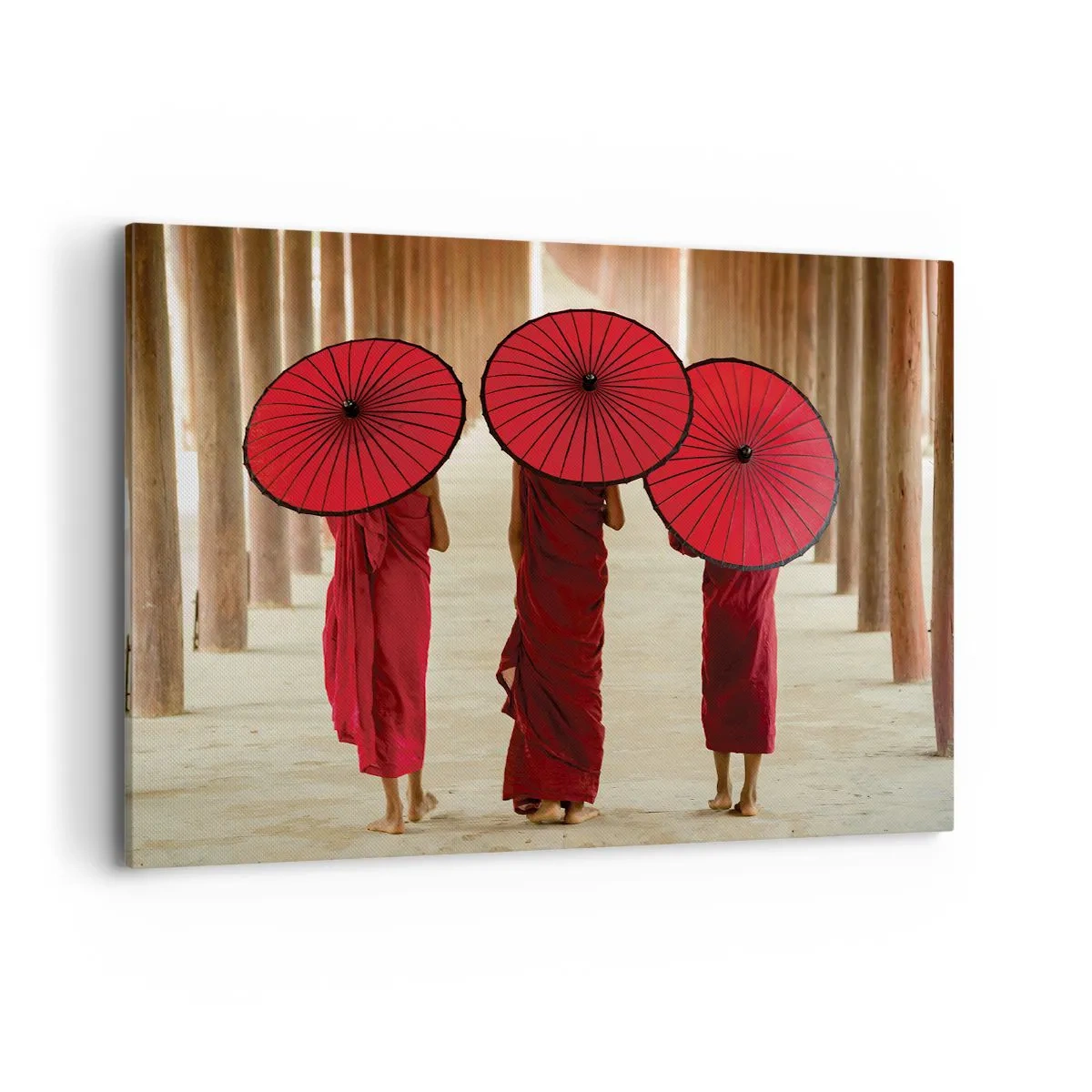 Bild auf Leinwand - Leinwandbild - Drei Mönche mit roten Regenschirmen in traditioneller Architektur - 120x80cm - Auf dem Weg ins Reine Land - Moderne Wanddekoration für Wohnzimmer und Schlafzimmer ARTTOR