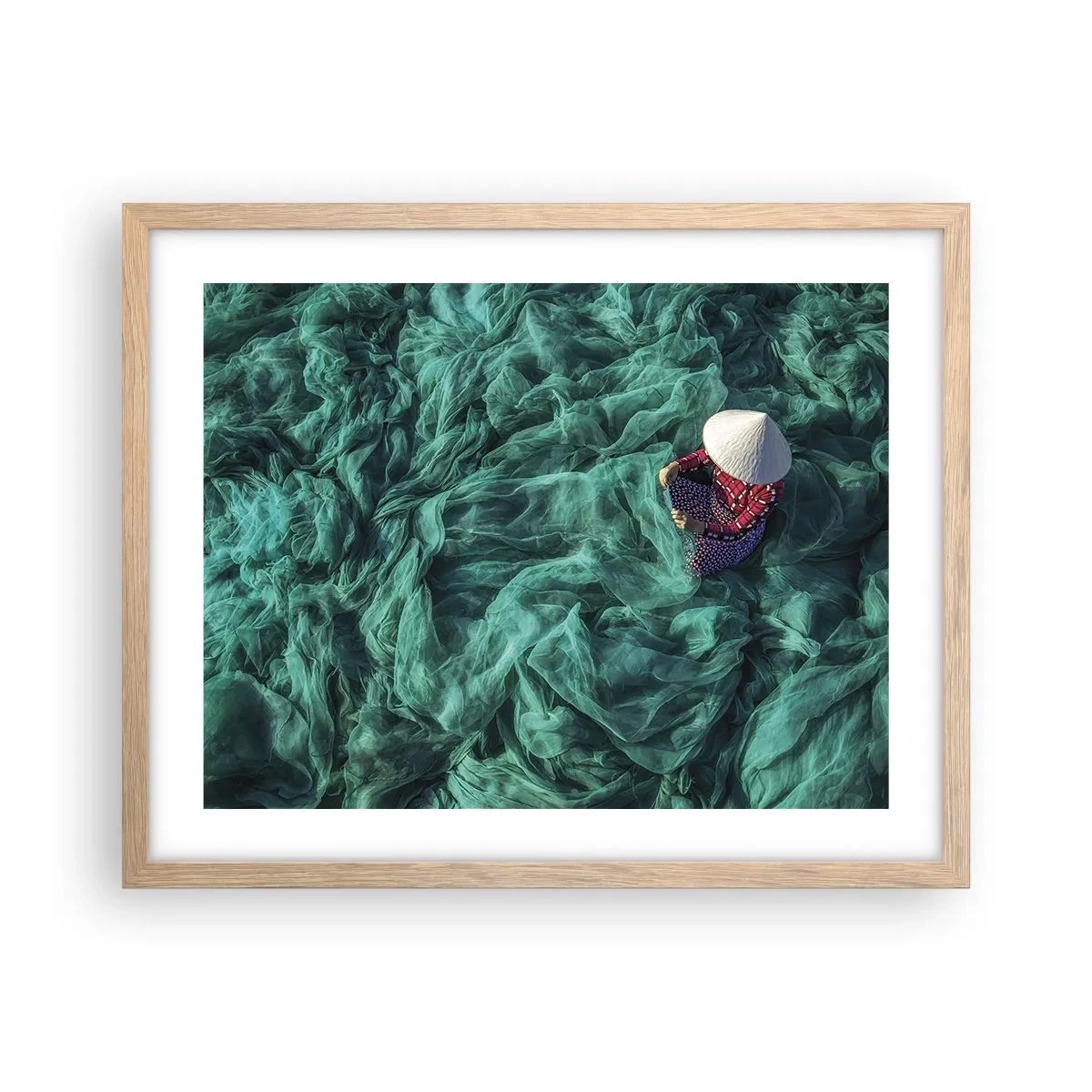 Poster in einem Rahmen aus heller Eiche - In einem Meer aus Netzen - 50x40 cm