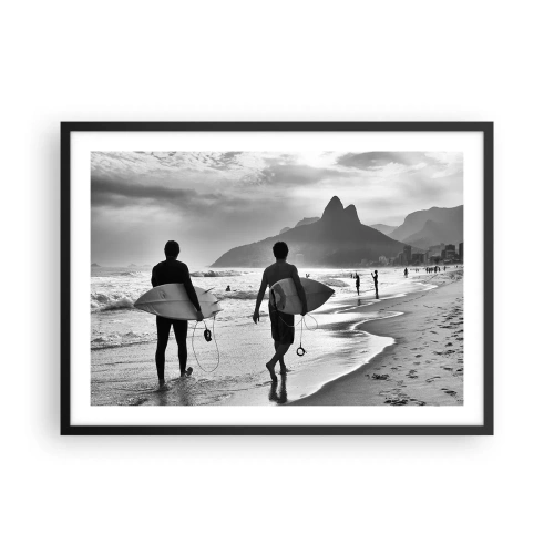 Poster in einem schwarzem Rahmen - Zwei Surfer laufen mit ihren schwarz-weißen Brettern am Strand entlang. - 70x50cm - Single-Wave-Samba - Moderne Wanddekoration für Wohnzimmer und Schlafzimmer ARTTOR