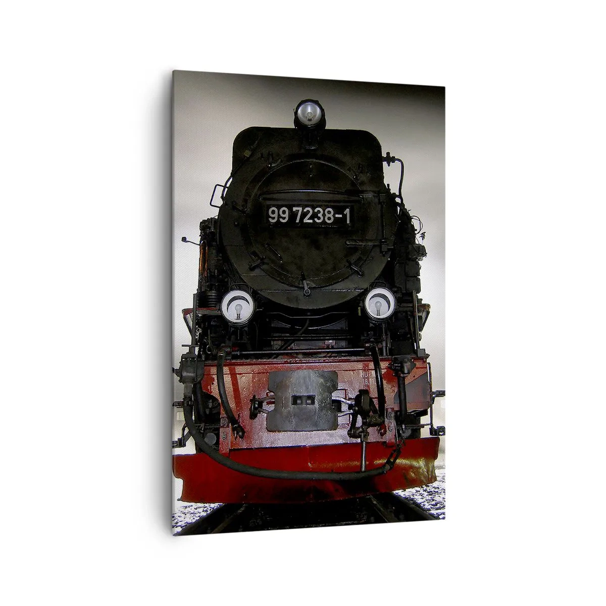 Bild auf Leinwand - Leinwandbild - Eine Dampflokomotive, umgeben von Dampf vor einem dunklen Himmel in einer stimmungsvollen Umgebung - 80x120cm - Er steht und keucht, seufzt und pustet - Moderne Wanddekoration für Wohnzimmer und Schlafzimmer ARTTOR