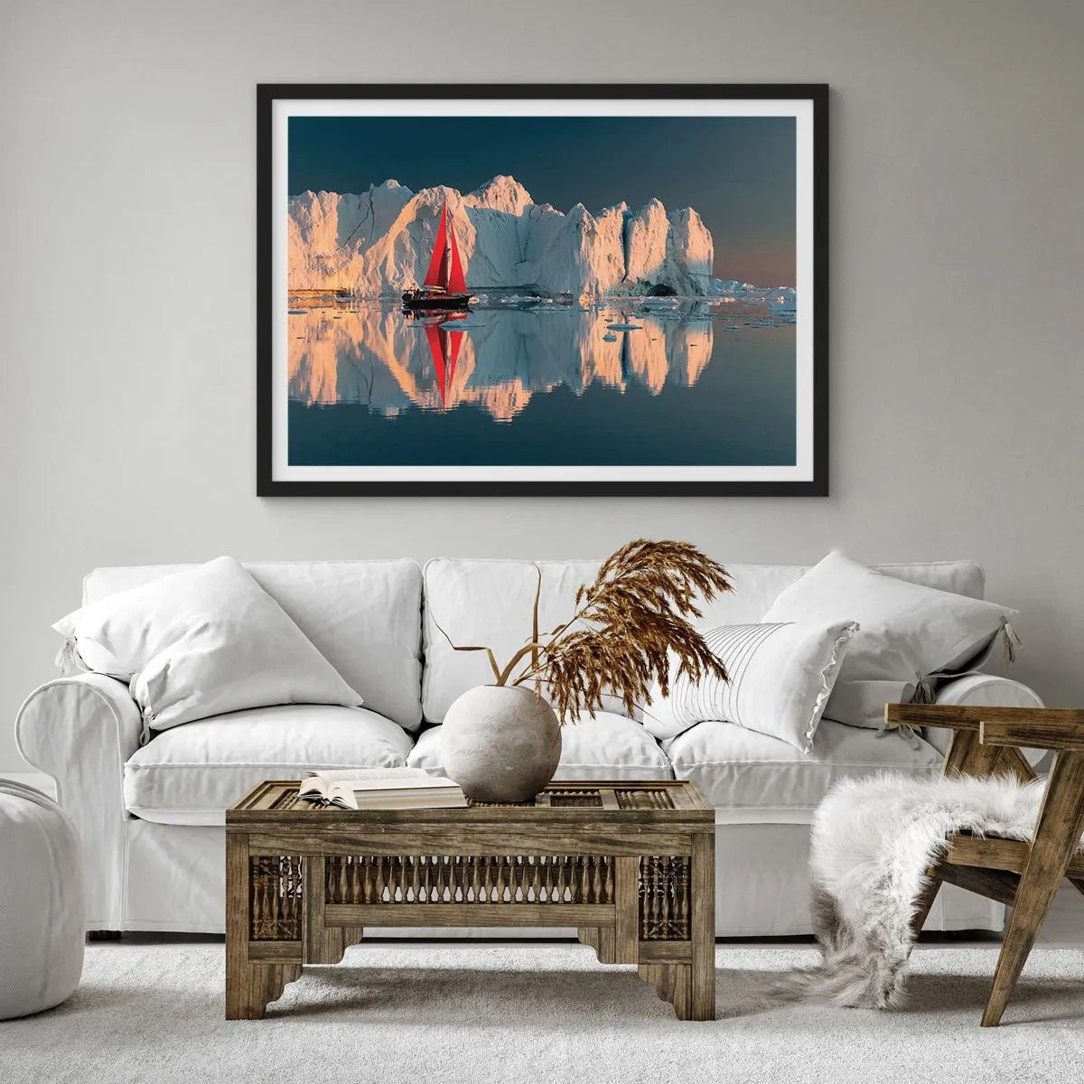 Poster in einem schwarzem Rahmen - Ein Segelboot mit rotem Segel vor der Kulisse eines Gletschers - 70x50cm - Am Rande der Welt - Moderne Wanddekoration für Wohnzimmer und Schlafzimmer ARTTOR
