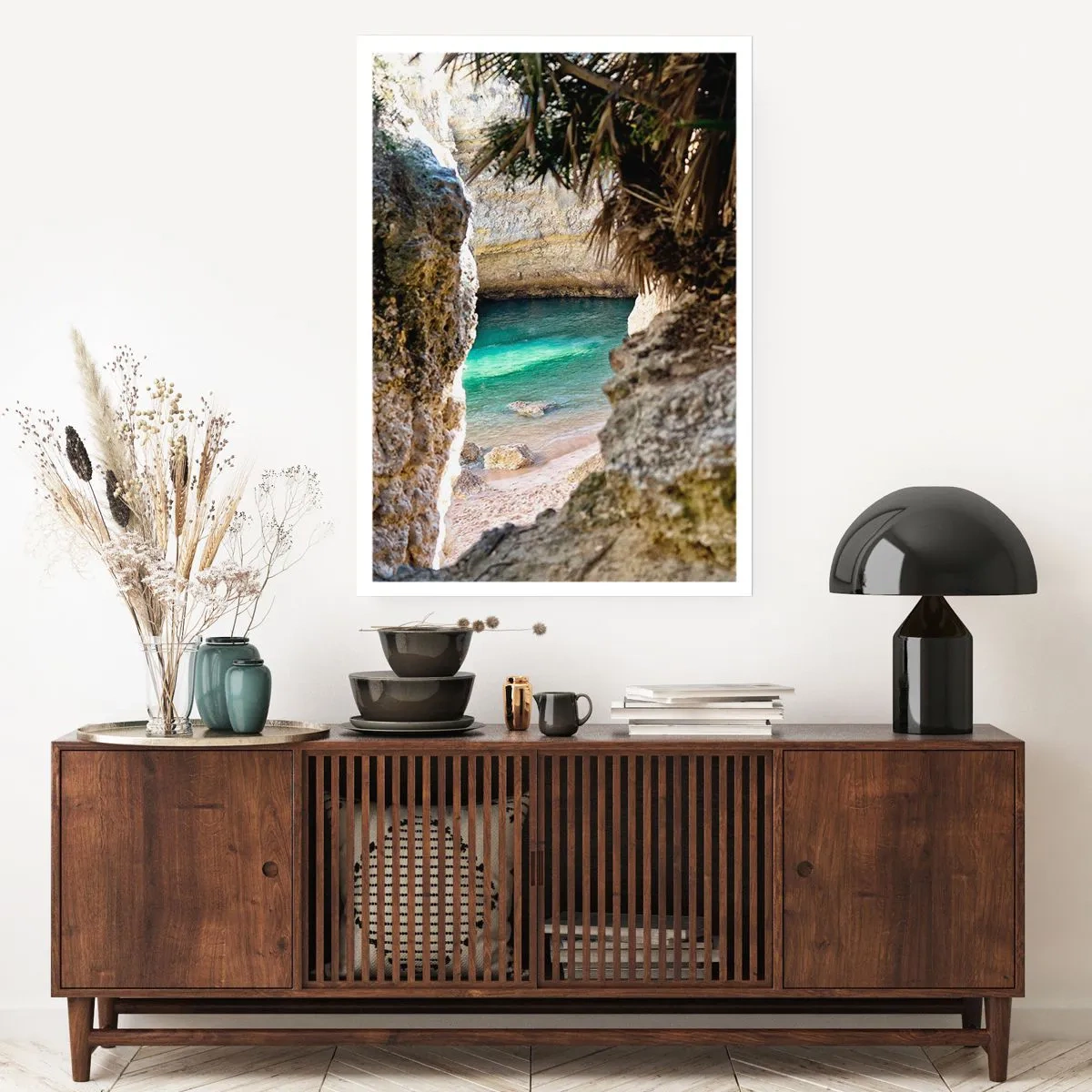 Poster - Blick durch eine Felsspalte auf den versteckten Strand - 50x70cm - Türkisfarbene Bucht - Moderne Wanddekoration für Wohnzimmer und Schlafzimmer ARTTOR