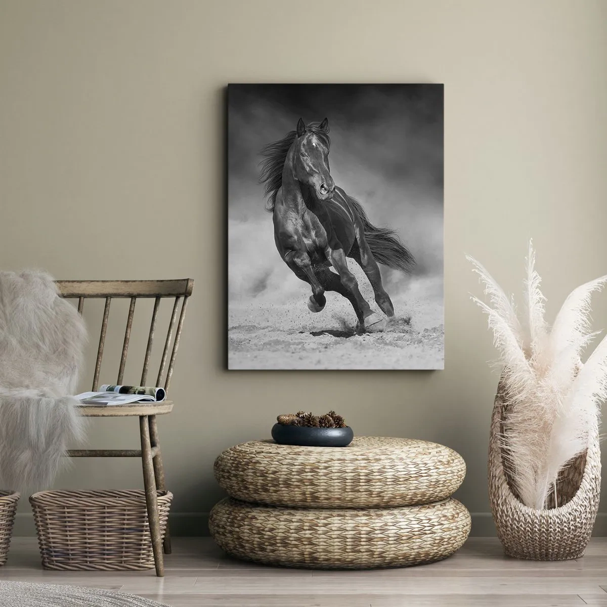 Bild auf Leinwand - Leinwandbild - Ein schwarz-weißes Pferd galoppiert über den Sand - 50x70cm - Würdig des Emirs selbst - Moderne Wanddekoration für Wohnzimmer und Schlafzimmer ARTTOR