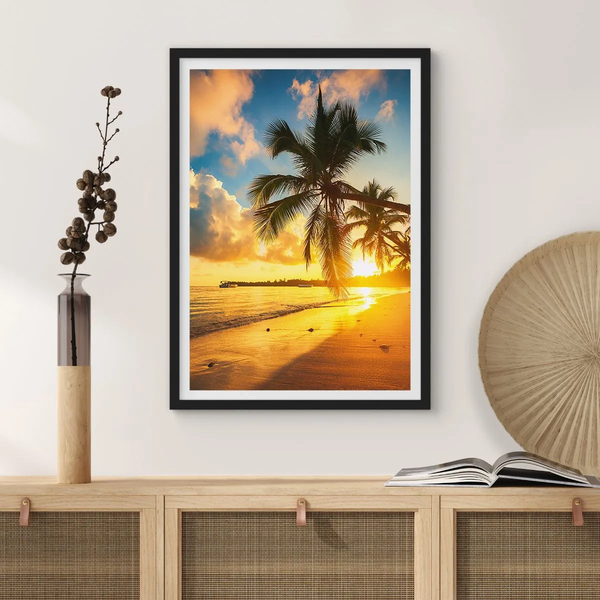 Poster in einem schwarzem Rahmen - Tropischer Strand bei Sonnenuntergang mit Palmen - 50x70cm - Karibischer Traum - Moderne Wanddekoration für Wohnzimmer und Schlafzimmer ARTTOR