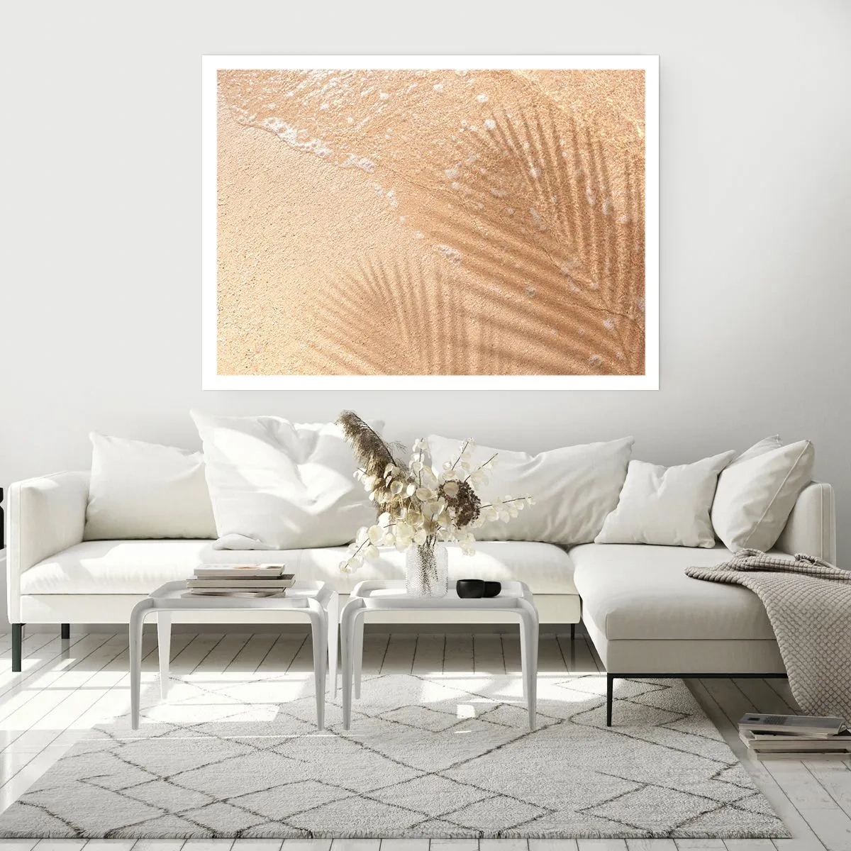 Poster - Der Schatten einer Palme auf dem Sand mit einem zarten Wellenmuster - 100x70cm - Der Schatten eines heißen Sommers - Moderne Wanddekoration für Wohnzimmer und Schlafzimmer ARTTOR