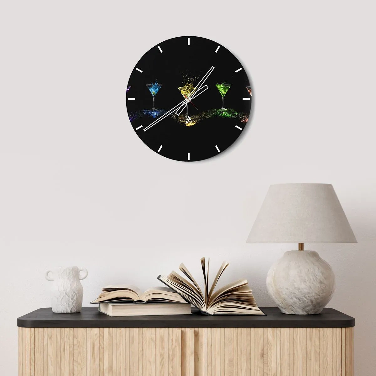 Wanduhr - Glasuhr - Bunte Getränke in Gläsern auf schwarzem Hintergrund - 30x30cm - Farben der Freude in Kristallglas - Moderne Wanddekoration für Wohnzimmer, Küche und Schlafzimmer ARTTOR