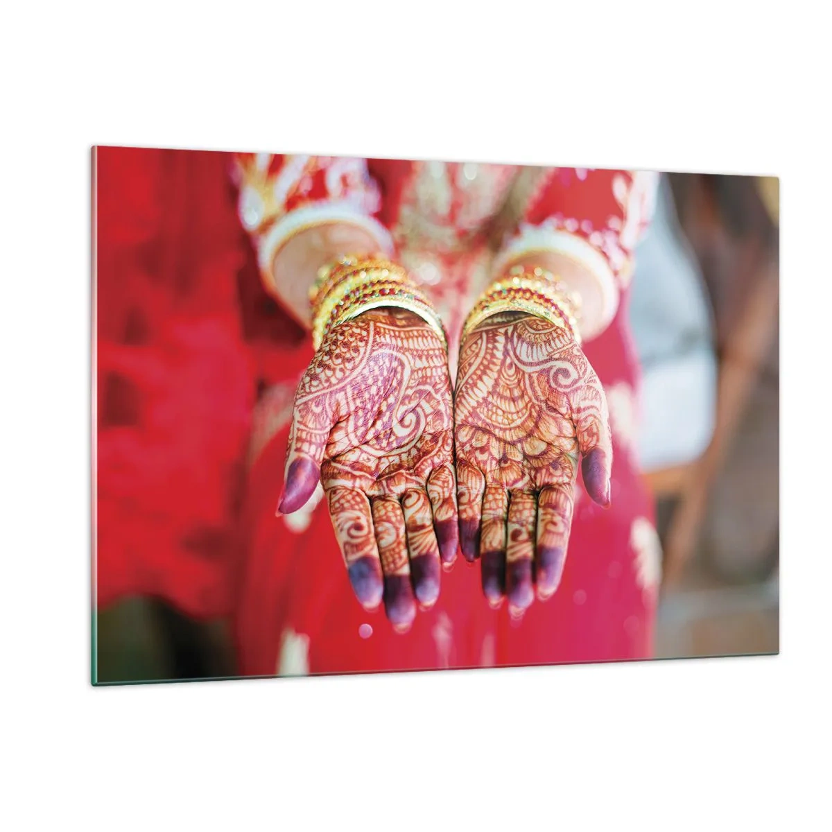 Glasbild - Bild auf glas - Henna-Hände in traditioneller Kleidung vor rotem Hintergrund - 120x80cm - Bereit, das Glück zu fangen? - Moderne Wanddekoration für Wohnzimmer und Schlafzimmer ARTTOR