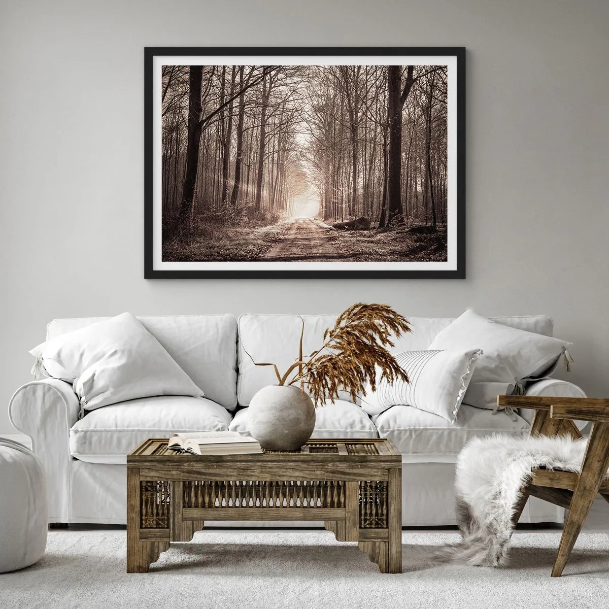 Poster in einem schwarzem Rahmen - Ein Waldweg zwischen sepiafarbenen Bäumen - 70x50cm - Waldkathedrale - Moderne Wanddekoration für Wohnzimmer und Schlafzimmer ARTTOR
