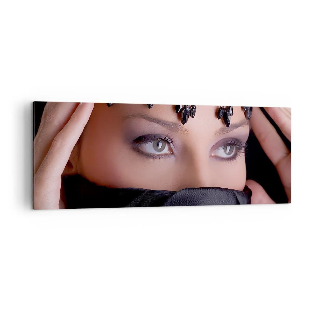 Bild auf Leinwand - Leinwandbild - Porträt einer Frau mit dekorativem Schmuck vor schwarzem Hintergrund - 140x50cm - Orientalisches verführerisches Geheimnis - Moderne Wanddekoration für Wohnzimmer und Schlafzimmer ARTTOR