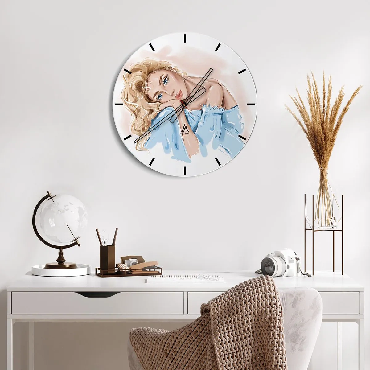 Wanduhr - Glasuhr - Illustration einer Frau mit blonden Locken in einem blauen Outfit auf weißem Hintergrund - 30x30cm - Verträumt im Blau - Moderne Wanddekoration für Wohnzimmer, Küche und Schlafzimmer ARTTOR