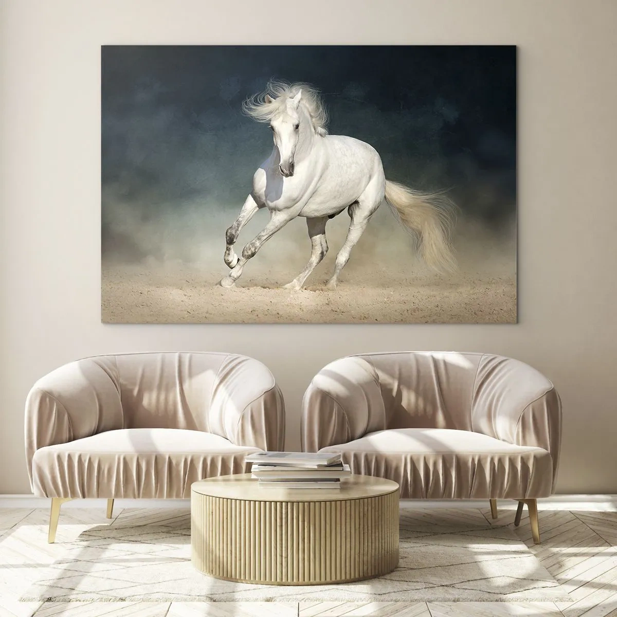 Glasbild - Bild auf glas - Ein weißes Pferd galoppiert vor einem dunklen Himmel über den Sand. - 70x50cm - Freiheit in ihrem reinen Zustand - Moderne Wanddekoration für Wohnzimmer und Schlafzimmer ARTTOR