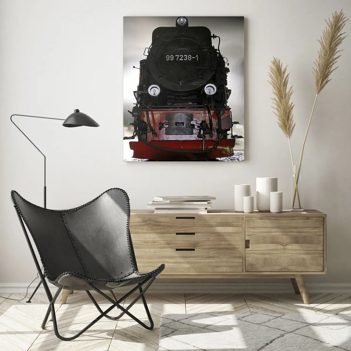 Glasbild - Bild auf glas - Eine Dampflokomotive, umgeben von Dampf vor einem dunklen Himmel in einer stimmungsvollen Umgebung - 80x120cm - Er steht und keucht, seufzt und pustet - Moderne Wanddekoration für Wohnzimmer und Schlafzimmer ARTTOR
