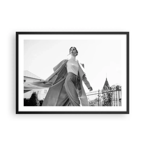 Poster in einem schwarzem Rahmen - Stilvolle Frau im Mantel vor schwarz-weißem Architekturhintergrund - 70x50cm - Gehst du mit mir? - Moderne Wanddekoration für Wohnzimmer und Schlafzimmer ARTTOR