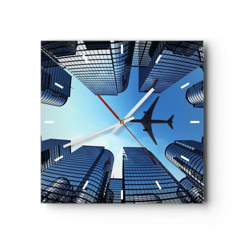 Wanduhr - Glasuhr - Ein Flugzeug fliegt über moderne Wolkenkratzer im Stadtzentrum. - 30x30cm - Der Blick aus der Glasschlucht - Moderne Wanddekoration für Wohnzimmer und Schlafzimmer ARTTOR