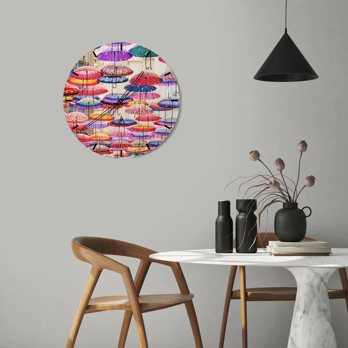 Wanduhr - Glasuhr - Bunte Regenschirme hängen über der Straße - 30x30cm - Stadtwiese - Moderne Wanddekoration für Wohnzimmer, Küche und Schlafzimmer ARTTOR