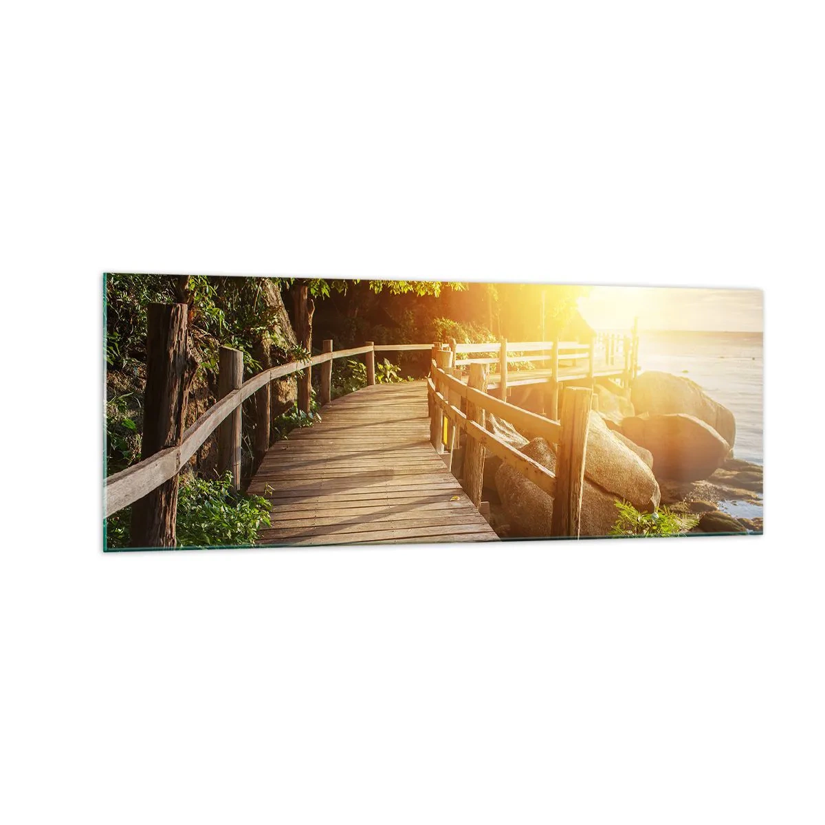 Glasbild - Bild auf glas - Eine Holzbrücke im Grünen, die in den Sonnenstrahlen zum Meer führt - 140x50cm - Noch eine Wendung, ein weiteres Wunder - Moderne Wanddekoration für Wohnzimmer und Schlafzimmer ARTTOR