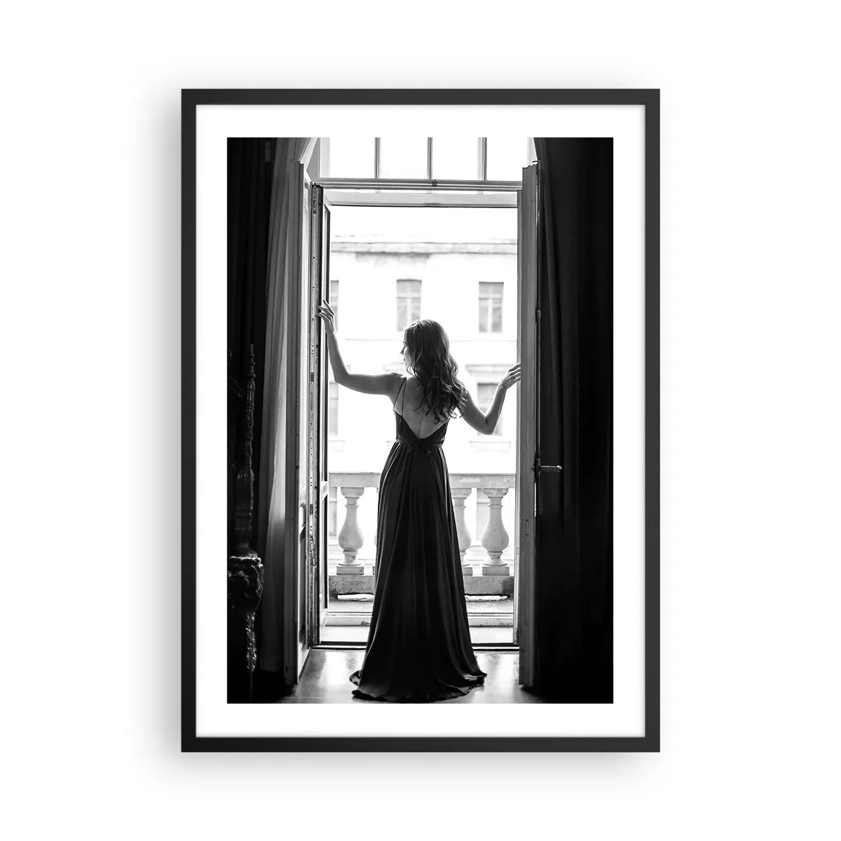 Poster in einem schwarzem Rahmen - Eine Frau in einem langen Kleid steht auf einem offenen Balkon - 50x70cm - Im großen Stil - Moderne Wanddekoration für Wohnzimmer und Schlafzimmer ARTTOR