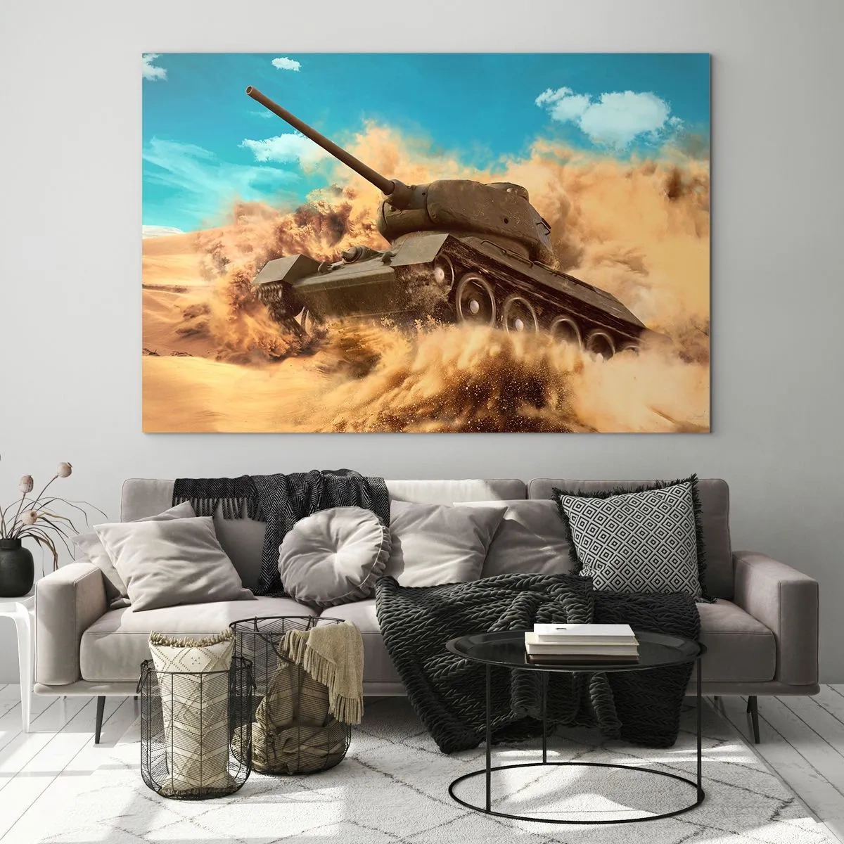 Glasbild - Bild auf glas - Ein Panzer in Bewegung in einer Wüste mit Staubwolken und strahlendem Himmel - 100x70cm - Nicht zu besiegen - Moderne Wanddekoration für Wohnzimmer und Schlafzimmer ARTTOR