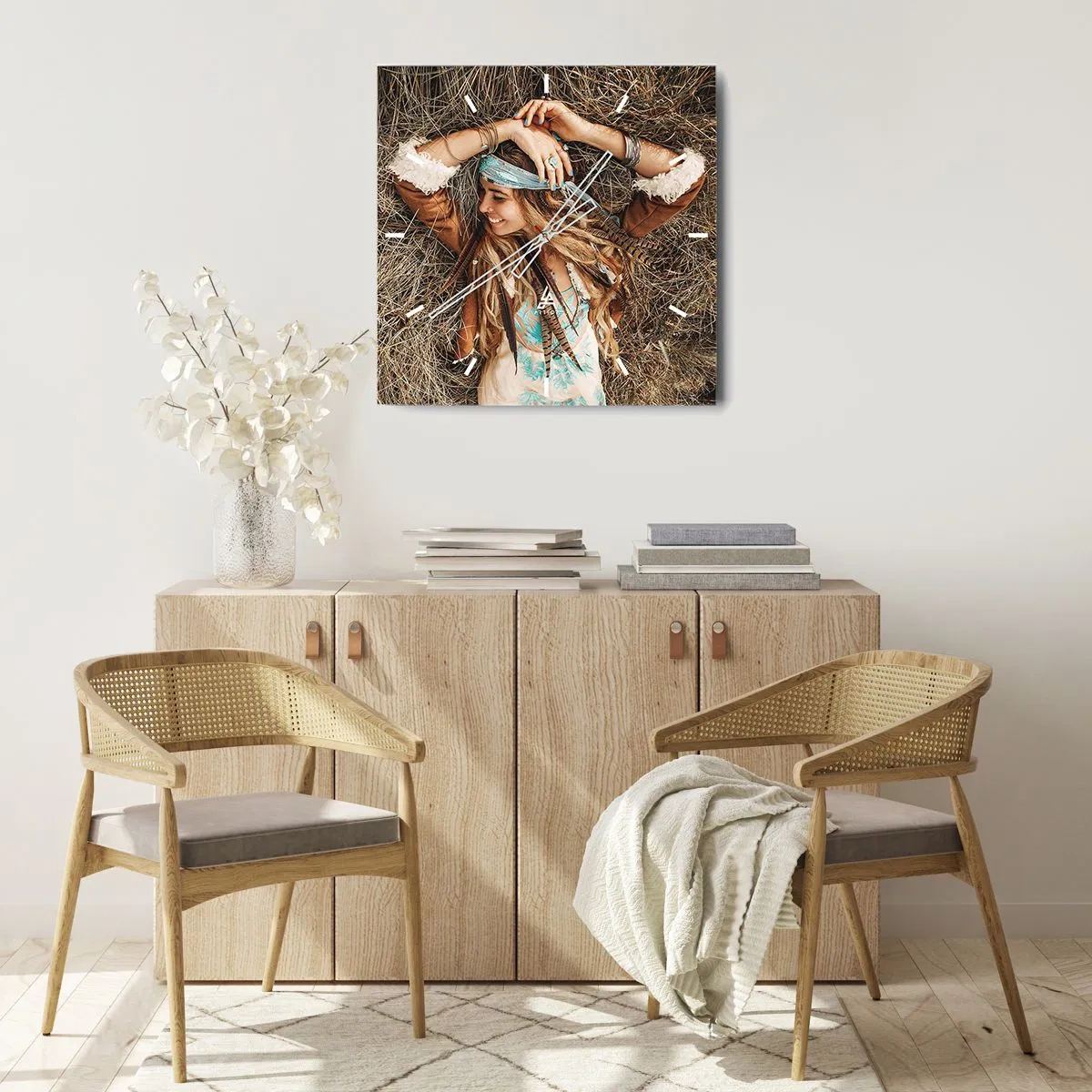 Wanduhr - Glasuhr - Frau im Boho-Stil liegt auf Heu - 30x30cm - Auf dem Weg in den Sommer der Liebe - Moderne Wanddekoration für Wohnzimmer und Schlafzimmer ARTTOR