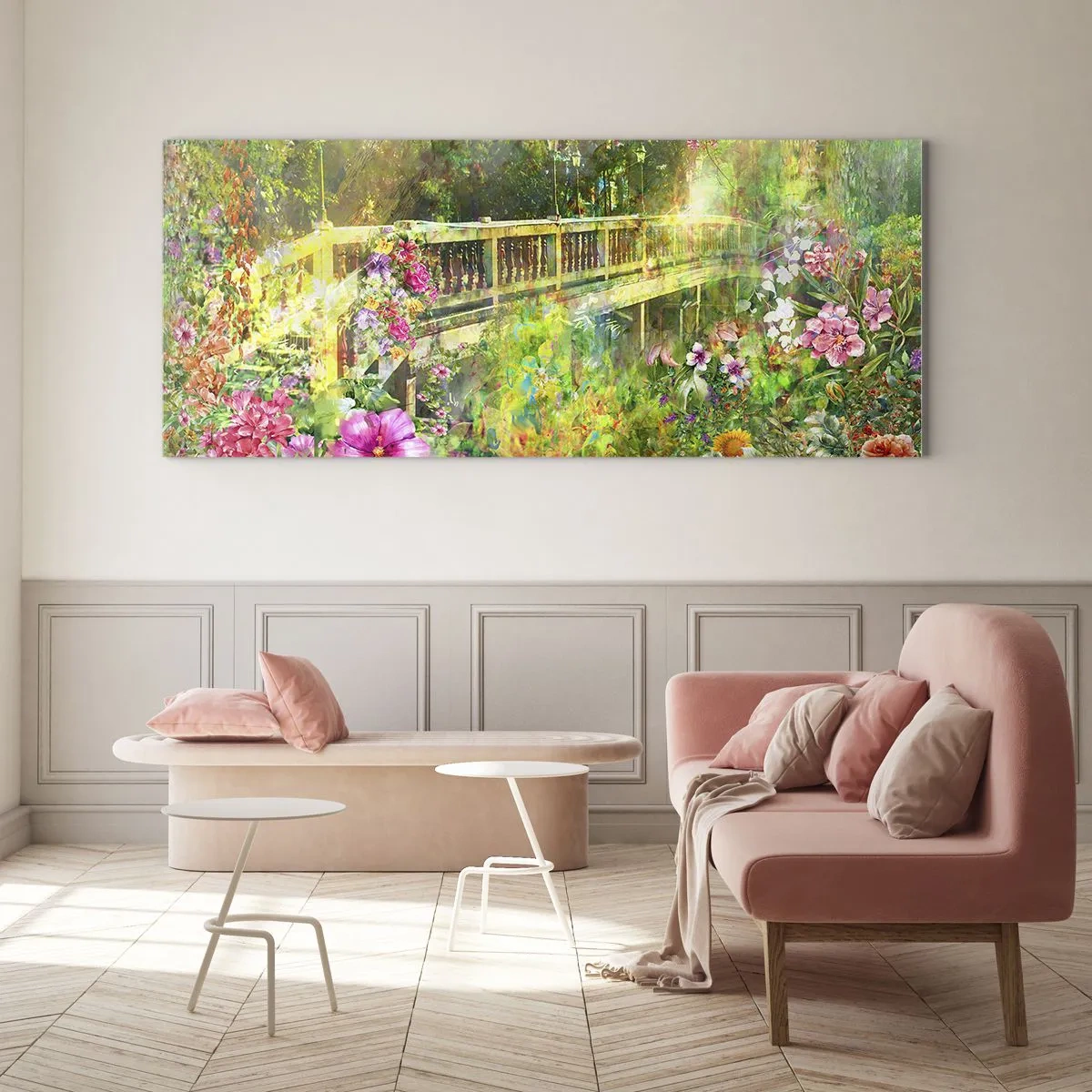 Glasbild - Bild auf glas - Eine Brücke umgeben von üppiger Vegetation und Blumen - 120x50cm - Eine Brücke aus Frühlingsseufzern - Moderne Wanddekoration für Wohnzimmer und Schlafzimmer ARTTOR