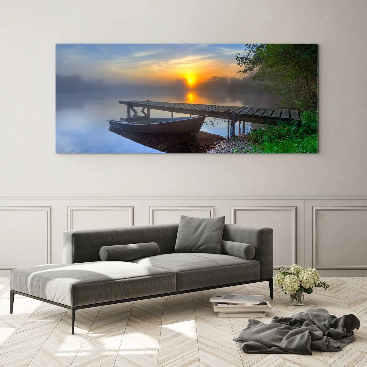 Glasbild - Bild auf glas - Ein Seesteg bei Sonnenaufgang mit einem Boot am Ufer - 120x50cm - Wie aus Gewöhnlichem Magie wird - Moderne Wanddekoration für Wohnzimmer und Schlafzimmer ARTTOR